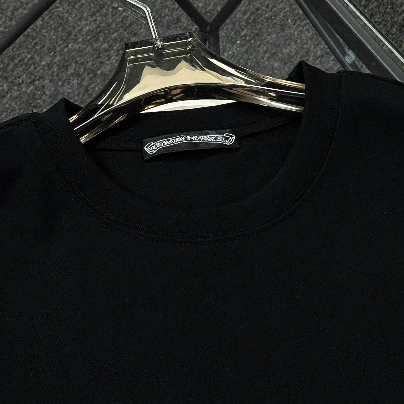 P170 Chrome Hearts Chrome Hearts 25 high version. The fabric is made of 300 grams of high-density pure cotton. It does not deform or shrink. It has three labels. It is the same style for men and women. Technology: suede foam printing. Color: white, black. SIZE: S-XL.